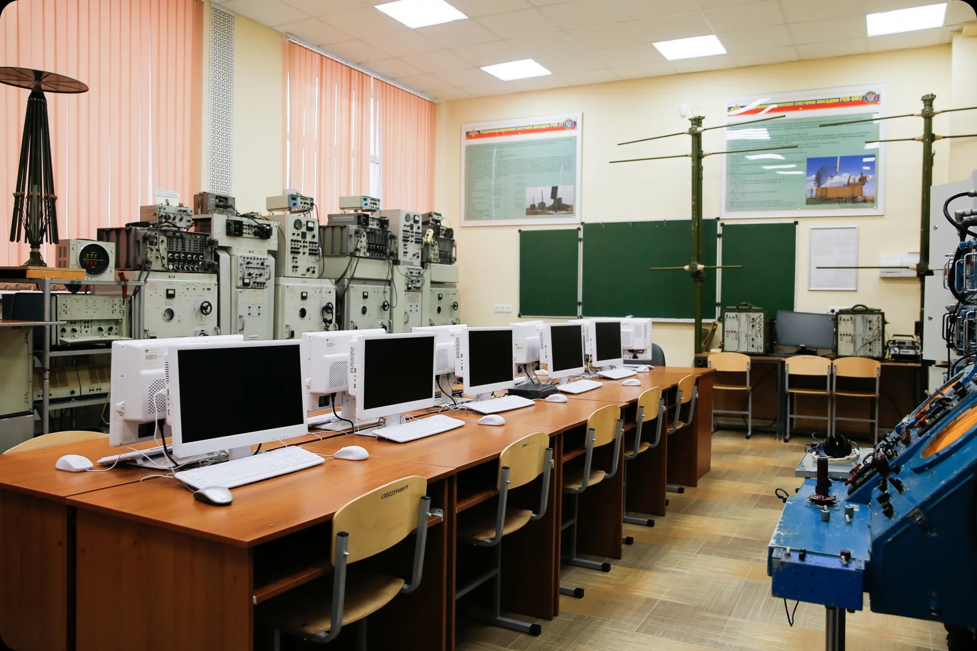 Учебный класс с компьютерным и радиолакационным оборудованием военного учебного центра РТУ МИРЭА
