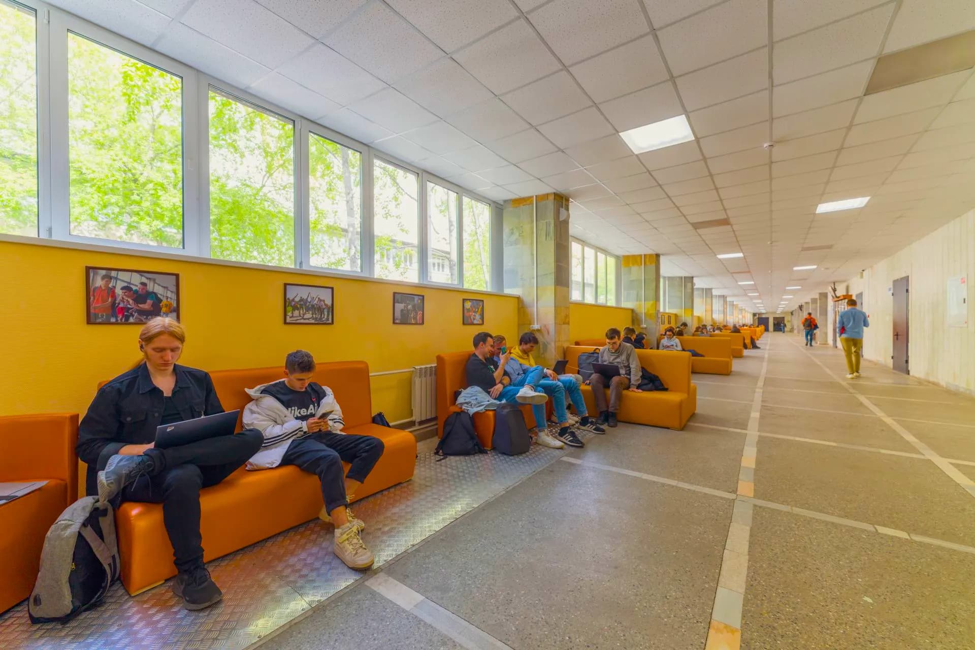 Чилл-зона в коридоре между холлом и корпусом И