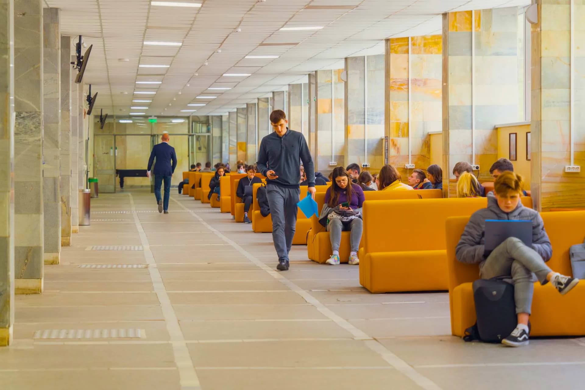 Чилл-зона в коридоре между холлом и корпусом И